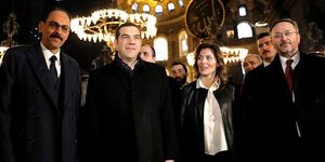 Η Μπέττυ Μπαζιάνα στην Αγιά Σοφιά (Φωτογραφία: Yeni Şafak)