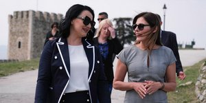 Η Περιστέρα Μπαζιάνα (δεξιά) και η Ζόριτσα Ζαέβα (αριστερά) στο κάστρο των Σκοπίων -Φωτογραφία: ΑΠΕ-ΜΠΕ/ΓΡΑΦΕΙΟ ΤΥΠΟΥ ΠΡΩΘΥΠΟΥΡΓΟΥ/ANDREA BONETTI