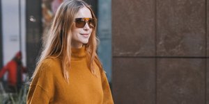 Γυναίκα ποζάρει στον φακό/Φωτογραφία Shutterstock