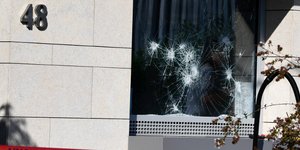 Ο Ρουβίκωνας ανέλαβε την ευθύνη για την επίθεση στην πρεσβεία του Καναδά/ Φωτογραφία: INTIMENEWS