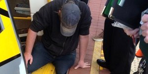 Εσπρωξαν τρένο για να σώσουν εγκλωβισμένο άνδρα -Είχε πιαστεί το πόδι του ανάμεσ