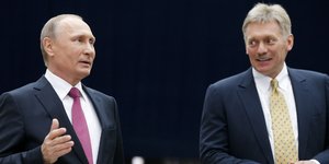 Ο Πούτιν με τον Πεσκόφ/ Φωτογραφία: AP- Alexander Zemlianichenko