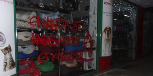 Eνα από τα pet shops που ζωγράφισαν με σπρέι / Φωτογραφία: indymedia