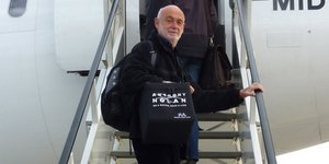 Ο «ταχυδρόμος» των 42 ωρών -Γυρίζει τον κόσμο για να σώσει ζωές