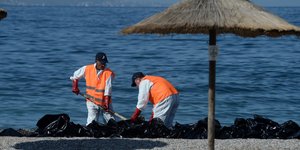 Εργασίες απορρύπανσης στην παραλία Γλυφάδας. ΦΩΤΟΓΡΑΦΙΑ: INTIME NEWS /ΚΩΤΣΙΑΡΗΣ ΓΙΑΝΝΗΣ