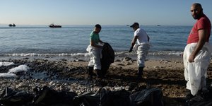 Στις ακτές της Πειραϊκής η ρύπανση από τα πετρελαιοειδή. Φωτογραφία:  INTIME NEWS /ΚΩΤΣΙΑΡΗΣ ΓΙΑΝΝΗΣ