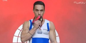Η στιγμή της απονομής: Το χρυσό μετάλλιο στο Λευτέρη Πετρούνια