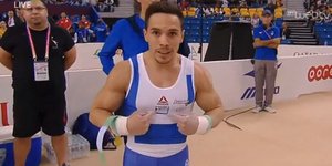 Ο Λευτέρης Πετρούνιας δείχνει την ελληνική σημαία