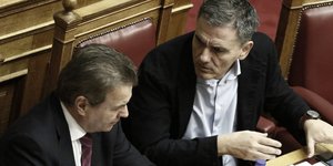 Ο Τάσος Πετρόπουλος και ο Ευκλείδης Τσακαλώτος στη Βουλή / Φωτογραφία: Eurokinissi