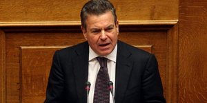 Ο Πετρόπουλος πανηγυρίζει για τη μη περικοπή των συντάξεων που αποφάσισε το Euro Working Group/Φωτογραφία: Kathimerini
