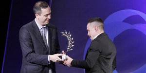 Η βράβευση του Λευτέρη Πετρούνια (Φωτογραφία: EUROKINISSI/ LATO KLODIAN)