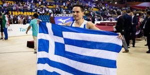 Ο Λευτέρης Πετρούνιας με την ελληνική σημαία /Φωτογραφία: Εurokinissi