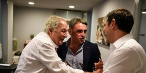 Ο Μανώλης Πετσίτης με τον Πρωθυπουργό/Φωτογραφία: IntimeNews