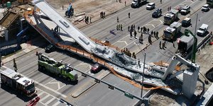 Τα συντρίμμια από την πεζογέφυρα στο Μαϊάμι (Φωτογραφία: DroneBase via AP)