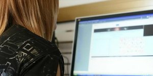 Απίστευτο περιστατικό στην Ερέτρια: Λογίστρια το έσκασε από το παράθυρο για να α
