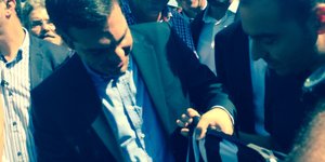 Το δώρο που δέχθηκε ο Τσίπρας στη ΔΕΘ: Δύο φανέλες του ΠΑΟΚ -Γιατί δεν δηλώνει π
