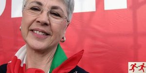 Η Οτάβια Πίκολο με το «επίμαχο» μαντήλι (Φωτογραφία: Anpi)