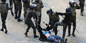 Guardian: Φρικιαστικά βασανιστήρια στην Αίγυπτο -Χειρουργεία σε διαδηλωτές χωρίς