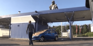 Ο τρελαμένος Γάλλος φαρσέρ Ρεμί ξαναχτυπά: Ντύθηκε περιστέρι και βομβάρδισε αυτο