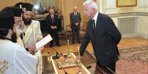 Ορκίστηκε πρωθυπουργός ο Παναγιώτης Πικραμμένος