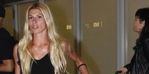 Η Όλγα Πηλιάκη κατά την άφιξή της στο αεροδρόμιο. Φωτογραφία: ndpphotos