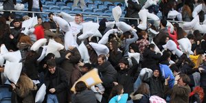 Μαξιλαροπόλεμος για καλό σκοπό: Πλακώθηκαν στο ξύλο για να προσφέρουν πετρέλαιο