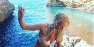 Με μπικίνι ή με τη στολή της πιλότου