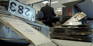 Πινακίδες κυκλοφορίας στην εφορία/Φωτογραφία: Eurokinissi