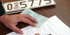 Πήγε στην Εφορία με άλογο για να παραδώσει τις πινακίδες του ΙΧ [εικόνα]