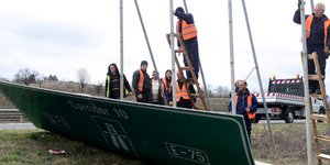 τοποθέτηση πινακίδων στα Σκόπια/Φωτογραφία: AP