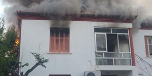 Από την πυρκαγιά προκλήθηκαν και εκτενείς υλικές ζημιές στο σπίτι