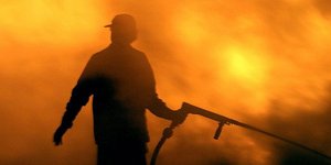 Μεγάλη πυρκαγιά σε μεταφορική εταιρεία στον Ασπρόπυργο -Μάχη με τις φλόγες δίνου