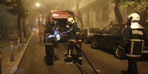 Φωτογραφία: Eurokinissi/ Φωτιά τα ξημερώματα στην Καλαμαριά- Κάηκαν ολοσχερώς τρεις μοτοσικλέτες