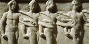 Ποιος είναι ο Πυρρίχιος στους ρυθμούς του οποίου καλεί να χορέψουν το ΚΚΕ τους Ε