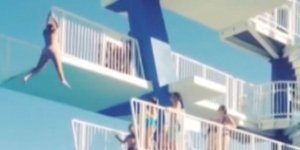 Σοκαριστική πτώση από βατήρα επτά μέτρων -Δίστασε να κάνει τη βουτιά και παραλίγ