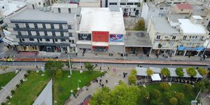 Εναν ολόκληρο δρόμο καταλαμβάνει η βασιλόπιτα-γίγας στο Περιστέρι/Φωτογραφία: Up drones