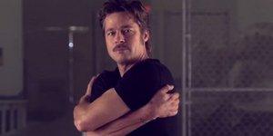 Ο ανανεωμένος Μπραντ Πιτ: Με «παλαιάς κοπής» μουστάκι και κούρεμα χορεύει breakd