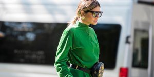 Γυναίκα ποζάρει στον φακό/Φωτογραφία Shutterstock