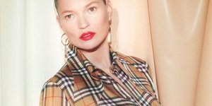 Η Κέιτ Μος φοράει Burberry/Instagram @burberry
