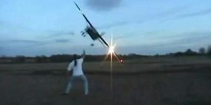 Ετσι περνούν την ώρα τους δύο «ανεγκέφαλοι» φίλοι -Κάνουν επικίνδυνους ελιγμούς 