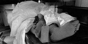Πέθανε ο διπλανός της και την ανάγκασαν να ταξιδέψει 10 ώρες δίπλα στο πτώμα!