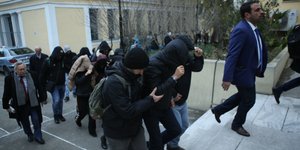 οι συλληφθέντες για τα πλαστά διπλώματα/Φωτογραφία: IntimeNews