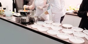 Την απαγόρευση των πλαστικών πιάτων μιας χρήσης σχεδιάζει η Κομισιόν/Φωτογραφία: Shutterstock