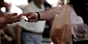 4 λεπτά η κάθε πλαστική σακούλα