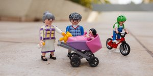 Γιαγιά και παππούς με εγγόνια. Φωτογραφία: Playmobil Hellas
