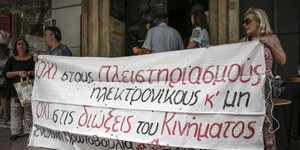 Διαμαρτυρία κατά των πλειστηριασμών/ Φωτογραφία: EUROKINISSI- ΣΤΕΛΙΟΣ ΜΙΣΙΝΑΣ