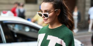 Γυναίκα ποζάρει στον φακό/Φωτογραφία Shutterstock