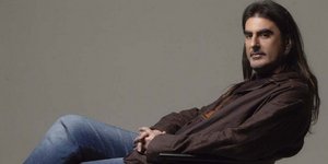 «Ολο μ' αφήνεις να σ' αφήσω» τραγουδάει ντουέτο με παπά ο Πλιάτσικας [βίντεο]