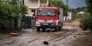 Η πυροσβεστική απεγκλώβισε δύο μαθητές και έναν οδηγό ταξί από πλημμύρα στα Καλάβρυτα -Φωτογραφία αρχείου: MOTIONTEAM/ΦΑΝΗ ΤΡΥΨΑΝΗ