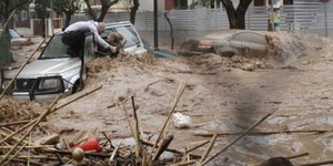 Συγκλονιστική μαρτυρία: Ετσι έσωσα τη γυναίκα στο τζιπ από τον χείμμαρο